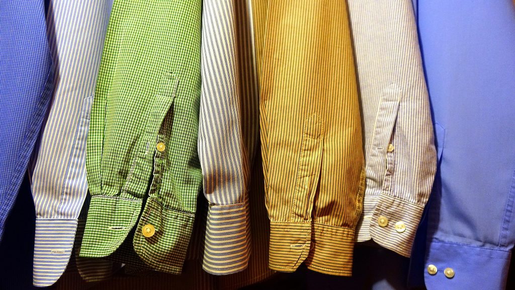Camisetas de vestir. Lavar ropa de color. cómo quitar las manchas amarilla de la ropa blanca