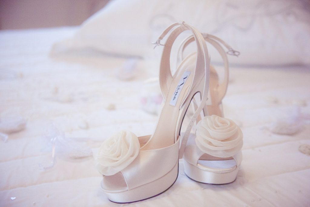 Zapatos blancos de novia