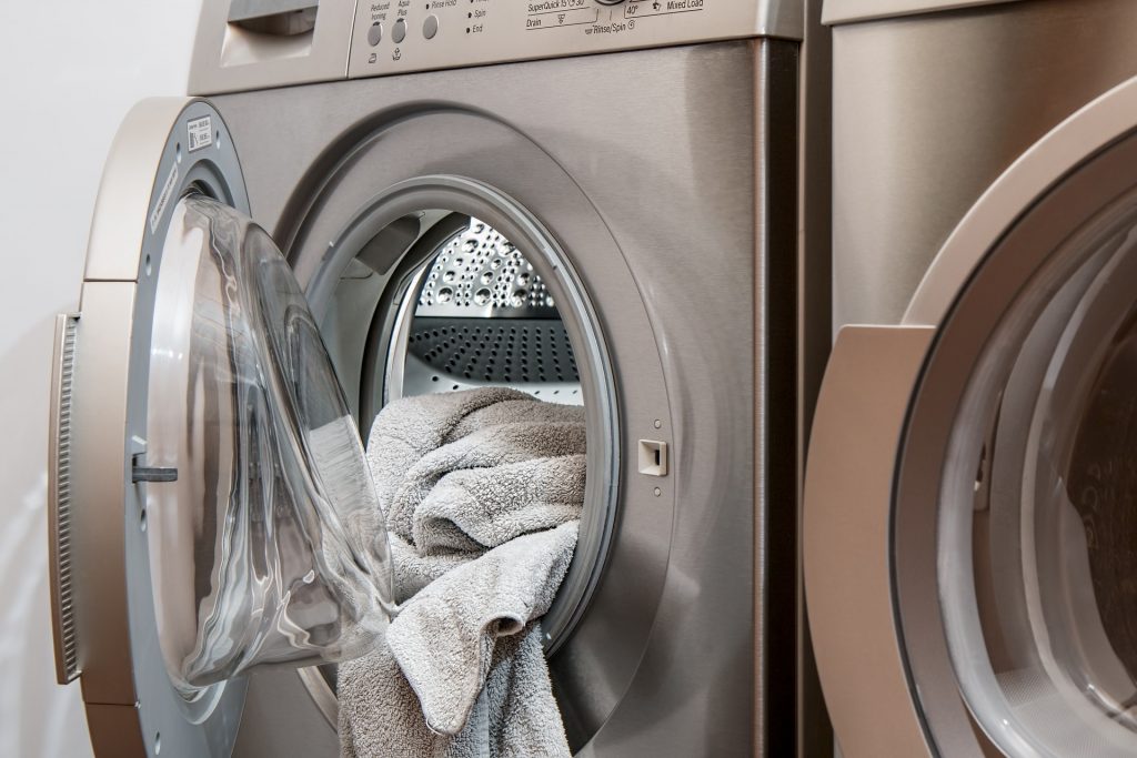 Lavar la ropa a lavadora o a mano